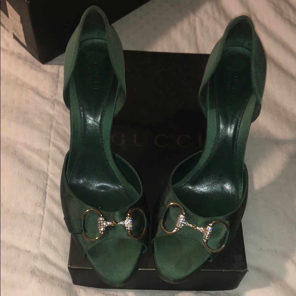 Gucci green satin pump with silver buckle